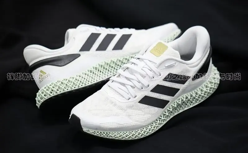 裤脚加长设计：2025新款爆款男鞋，让你的运动之路更加舒适与时尚