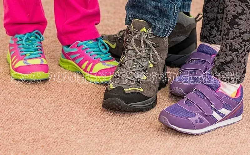 未来：2025新款潮流学生运动鞋女性设计